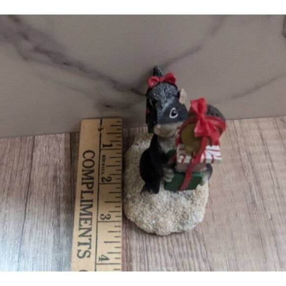 Charming Tails 1997 Bearing Gifts Figurine Skunk Christmas Presents 87/6 - Picture 11 of 11